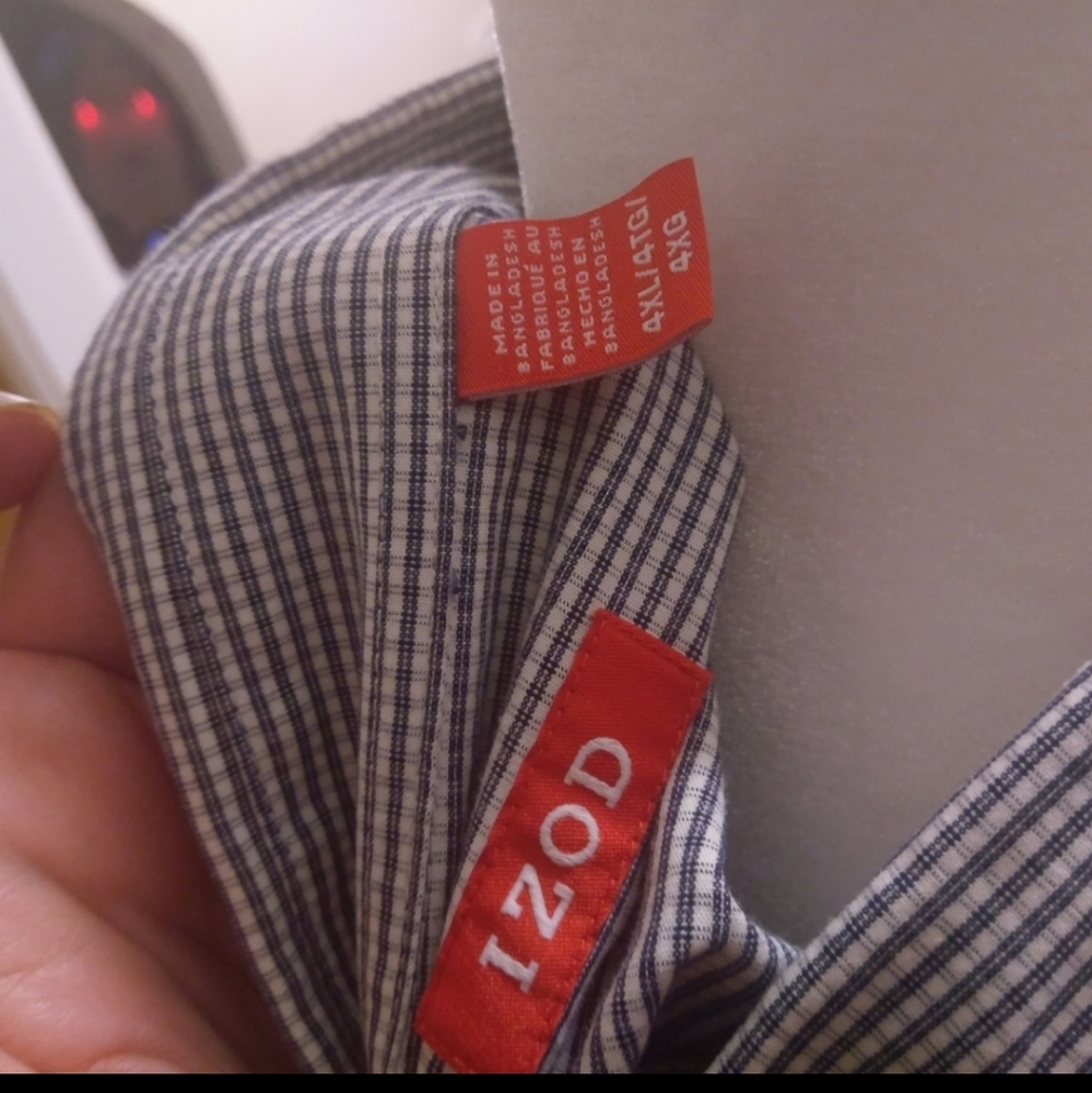 🌟IZOD Button Down Shirt with 🌟Tiny Checks never worn.